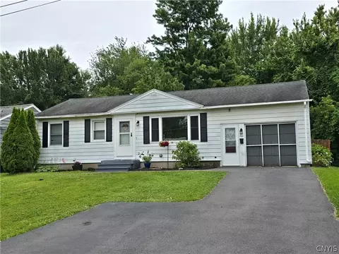 120 Oakley Dr, North Syracuse, NY 13212