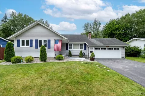7209 Rosewood Cir, Syracuse, NY 13212