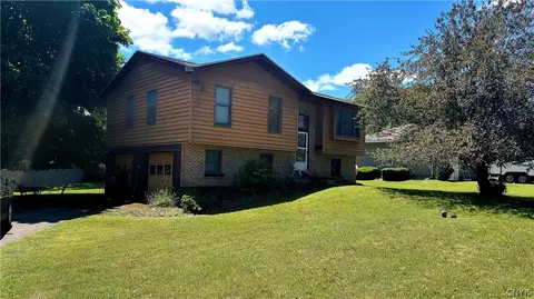 122 Garland Rd, Syracuse, NY 13219