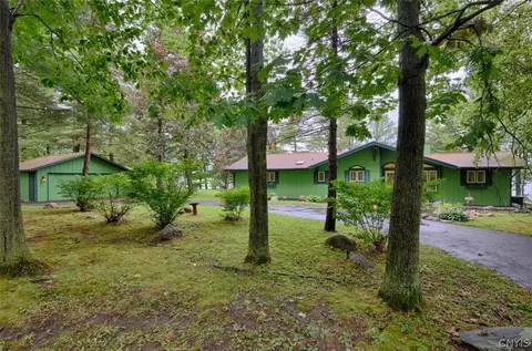 23673 E Iroquois Island Dr E, Alexandria, NY 13607