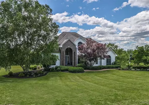 8546 Lamp Post Cir, Manlius, NY 13104