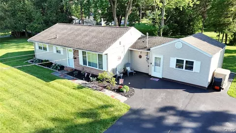 9 Sycamore Dr E, New Hartford, NY 13413
