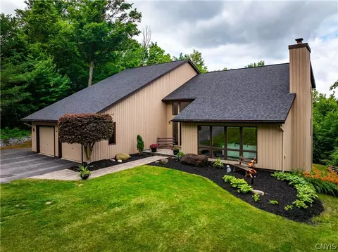 9 Tennyson Cir, New Hartford, NY 13413
