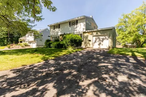 5 Gooseberry Ln, Clay, NY 13090
