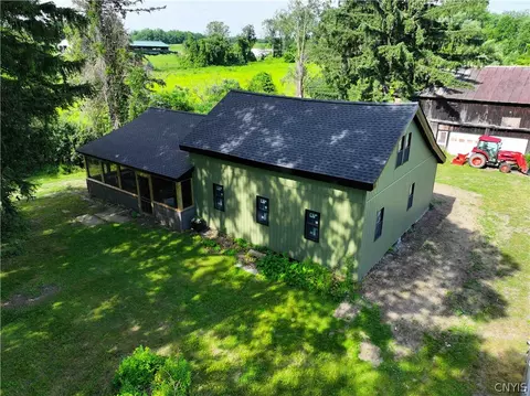 11567 North Rd, Perrysburg, NY 14129