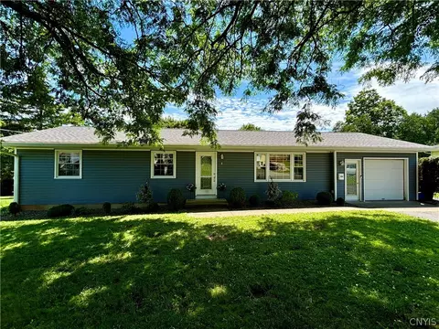 8 Regency Rd, New Hartford, NY 13413