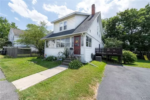 215 Malverne Dr, Syracuse, NY 13208