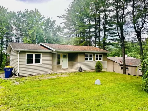 5850 Winacre Dr, Lafayette, NY 13084