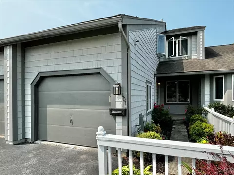 101 Midlake Cir, East Syracuse, NY 13057