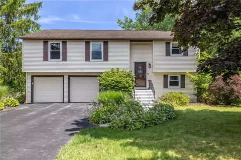 7680 Linnie Ln, Syracuse, NY 13212