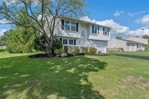 7773 Patchmark Ln, Cicero, NY 13039 photo 2