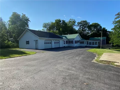 946 Middle Rd, Scriba, NY 13126