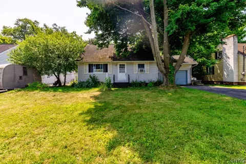 129 Manning Dr, Cicero, NY 13039