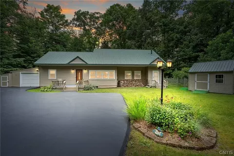 20 Evans Rd, Schroeppel, NY 13132