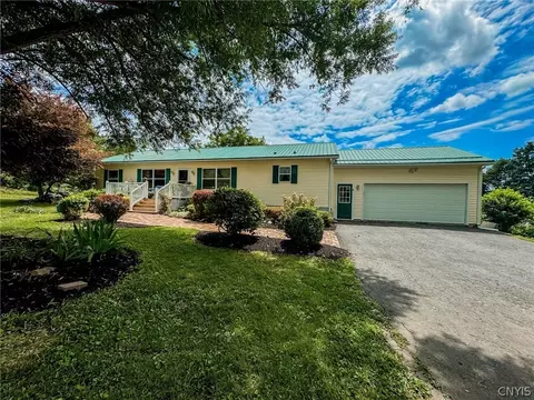 8 Bowen St, Auburn, NY 13021