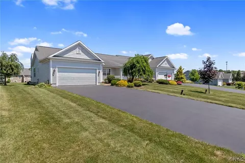 3772 Pegasus Cir, Syracuse, NY 13209