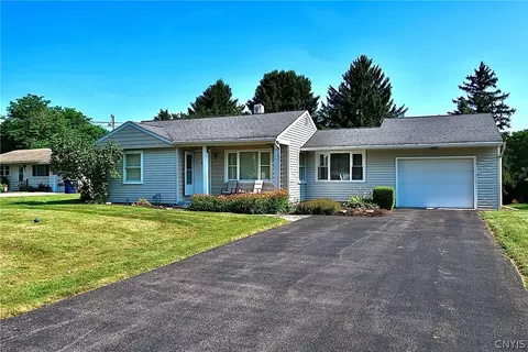 8 Colony Cir, Camillus, NY 13031