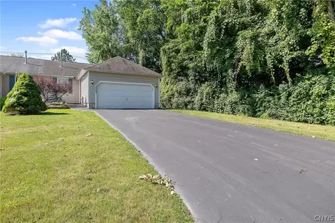 5098 Black Hawk Cir, Salina, NY 13088