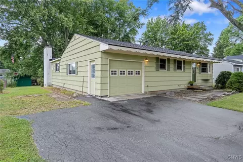 7861 Hawthorne Dr, Clay, NY 13090