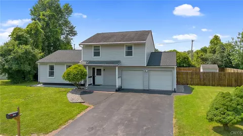 104 Winstead Cir, Minoa, NY 13116