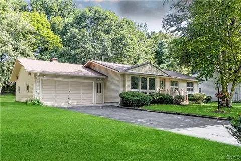 7529 Woodcrest Dr, Lysander, NY 13027