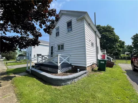 11 Minerva St, Oswego, NY 13126
