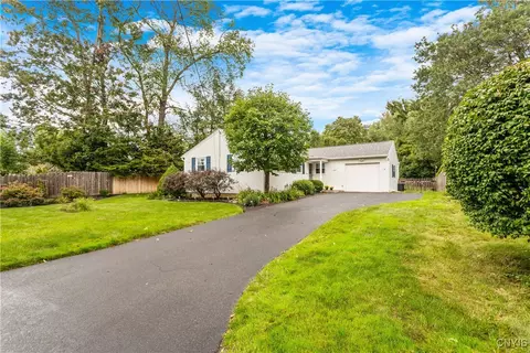 204 Iroquois Ln, Salina, NY 13088