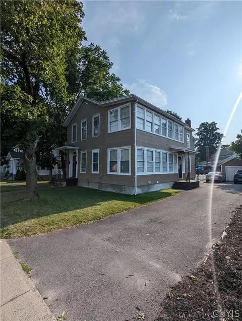 6 New Hartford St, New York Mills, NY 13417