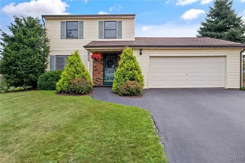 6008 Misty Ridge Ln, Cicero, NY 13039