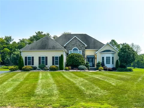 9242 Shelley Dr, Marcy, NY 13403