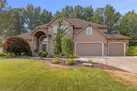 7526 Plum Hollow Cir N, Clay, NY 13090