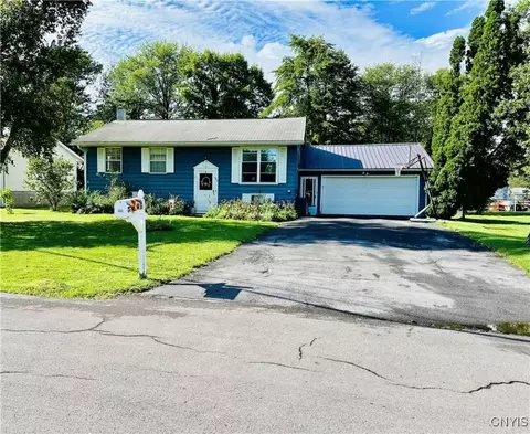 402 Fay Ln, Minoa, NY 13116