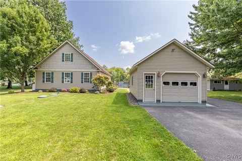 145 Aldrich Ln, Schroeppel, NY 13132