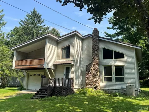 17 Forest Dr, Pulaski, NY 13142