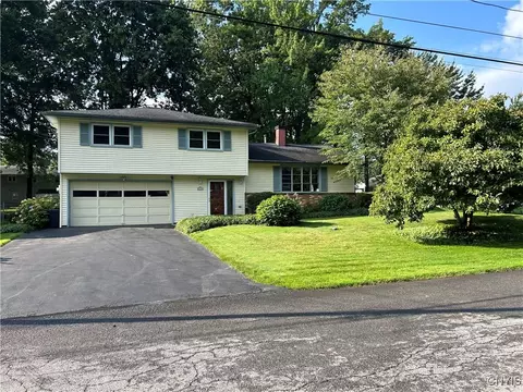 4774 Black Oak Dr, Clay, NY 13088