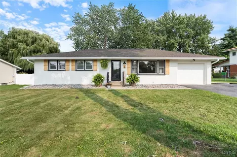 8 Mcintosh St, Clay, NY 13090