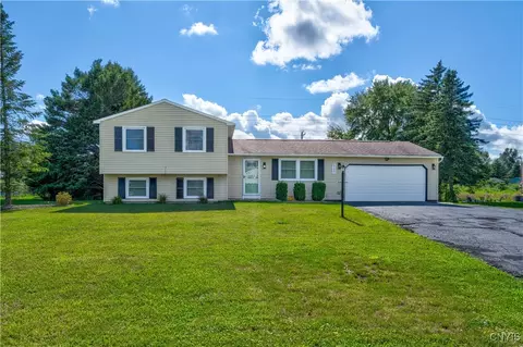 8127 Mccamidge Dr, Cicero, NY 13039