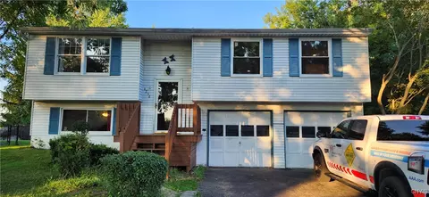 4258 Amblewood Ln, Clay, NY 13041