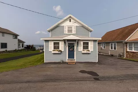 7099 Lakeshore Rd, Cicero, NY 13039