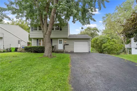 653 Sunflower Dr, Salina, NY 13088