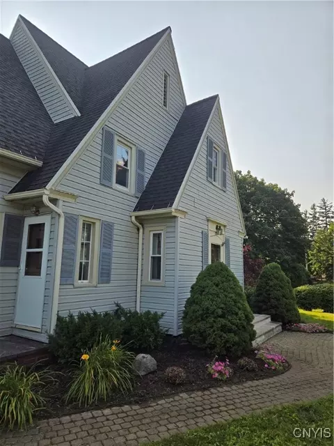 106 Hilltop Rd, Syracuse, NY 13215