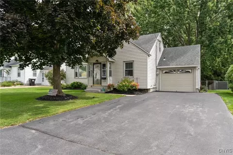 114 Chestnut Hill Dr, Salina, NY 13088