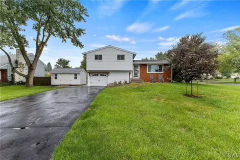 2 Kumquat Ln, Clay, NY 13090