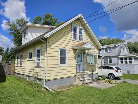 224 Garden City Dr, Salina, NY 13211