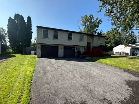 5052 Hackberry Ln, Clay, NY 13041