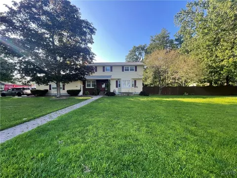 7415 Thunderbird Rd, Liverpool, NY 13088