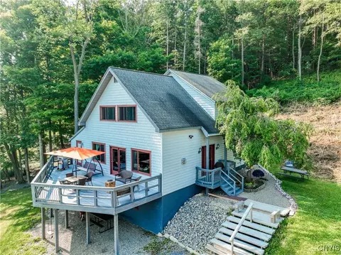 5343 Split Rock Rd, Niles, NY 13152