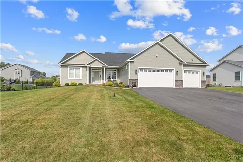 5003 Johanna Dr, Clay, NY 13041