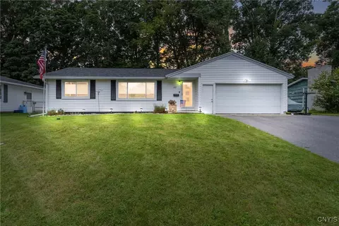 207 Park Ln, North Syracuse, NY 13212