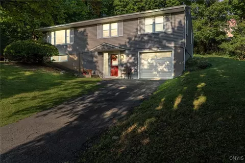 104 Fieldcrest Dr, Camillus, NY 13031